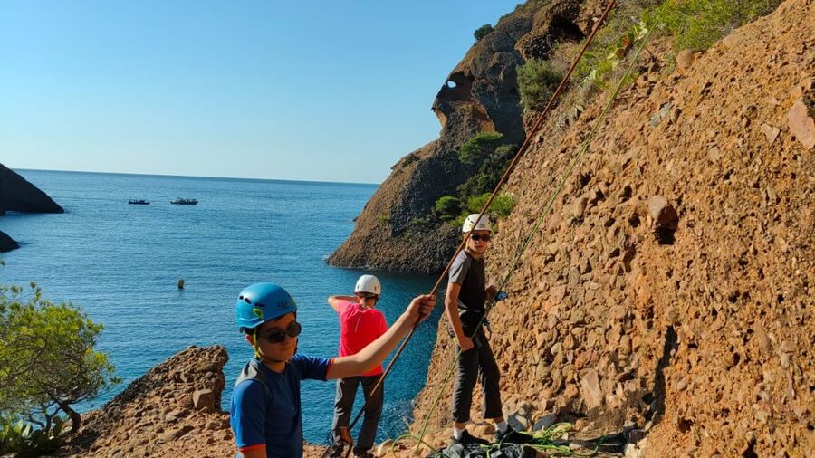Cassis - La Ciotat : Climbing class on the Cap Canaille - Safety-first coaching: belaying and confidence go together