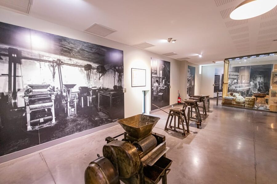 Confiserie du Roy René: gourmet guided tour of the calisson museum - The love story thread: King René and Jeanne