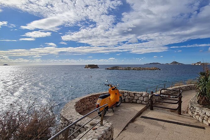 E-motorbike virtual guided tour in Marseille - Calanques National Park: Les Goudes, Sormiou, Morgiou, La Madrague