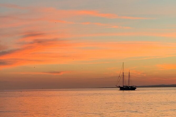 Evening cruise at sunset - Food, drinks, and the vibe: what’s actually included