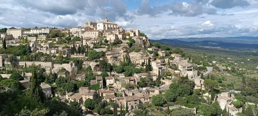 From Aix-en-Provence: Luberon Perched Villages Guided Tour - Gordes as a classic hilltop photo stop (and that’s okay)