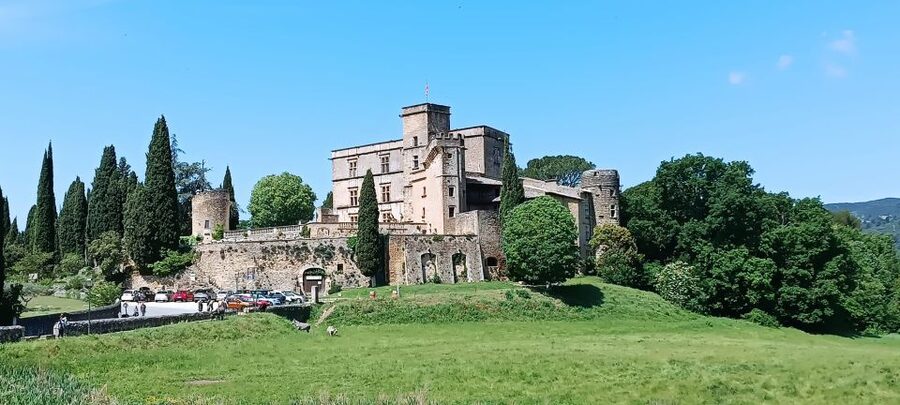 From Aix-en-Provence: Luberon Perched Villages Guided Tour - Fontaine de Vaucluse for a calmer mid-day pause