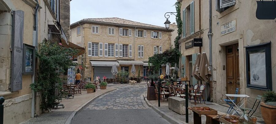 From Aix-en-Provence: Luberon Perched Villages Guided Tour - Markets on specific days: how to shop without losing the plot