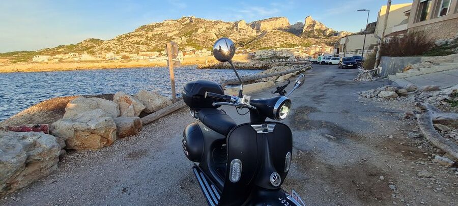Marseille: Electric Motorcycle Rental with Smartphone Guide - Your smartphone guide: routes that help you feel in control
