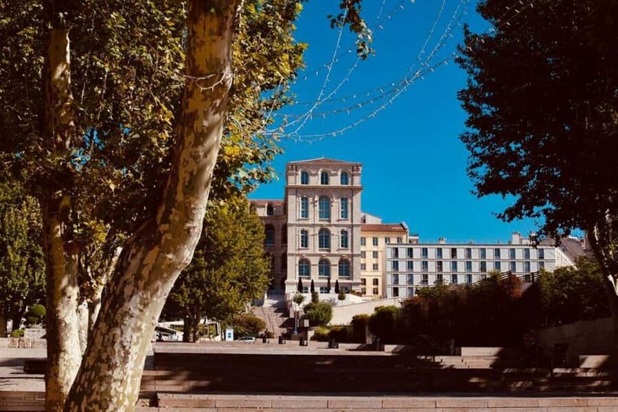 Marseille: Photoshoot Experience - The photographer’s role: getting you ready without making it weird