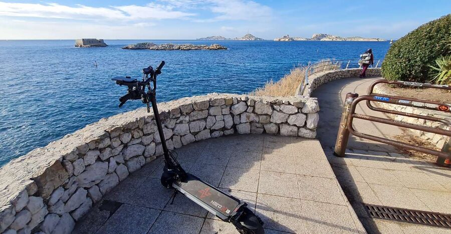 Marseille: Self-Guided Smartphone Tour by E-Scooter - Small-group flow with a two-language team