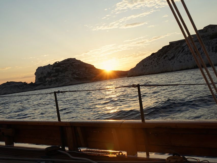 Marseille: Sunset Cruise Cocktail-Dinner in Frioul Islands - Practical tips so your evening goes smoothly