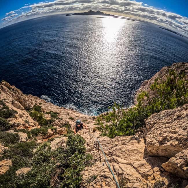Multi Pitch Climb Session in the Calanques near Marseille - What you learn before your first pitches: belays, knots, and second climbing