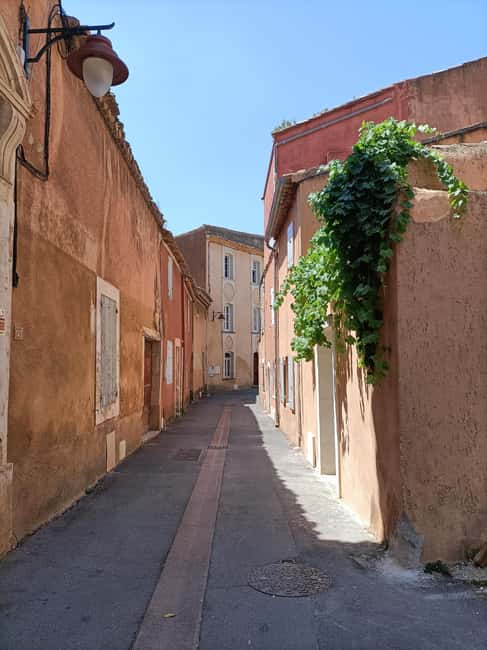 The most beautiful villages of Luberon - Gordes: cobblestones, castle vibes, and a 20-minute reality check